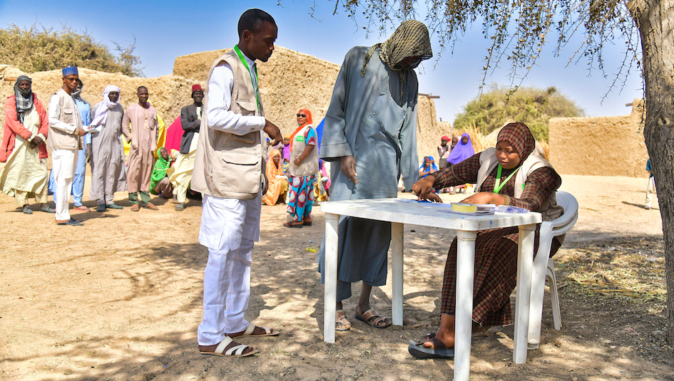 Welthungerhilfe Niger staff distribute food vouchers in the Diffa region © Welthungerhilfe/CESVI